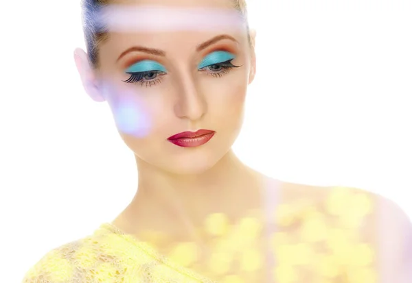 Hermosa cara femenina con maquillaje de moda brillante —  Fotos de Stock