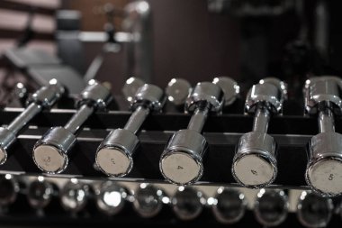 Farklı dumbbells ile raf