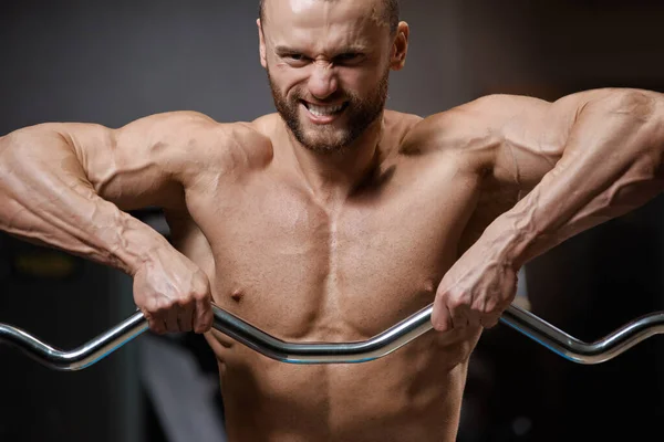 Bodybuilder gör tyngdlyftning — Stockfoto