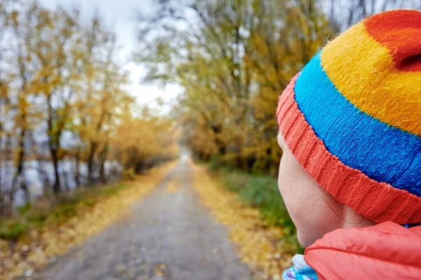 Kvinna på hösten väg — Stockfoto