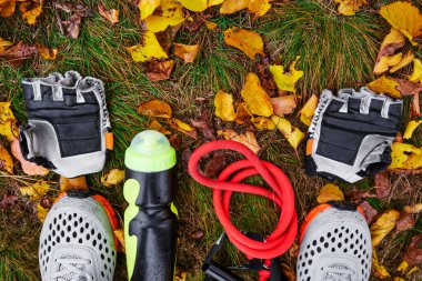 Çimlerin üzerinde spor ekipmanları