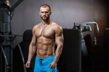 kusursuz bir beden ile adam