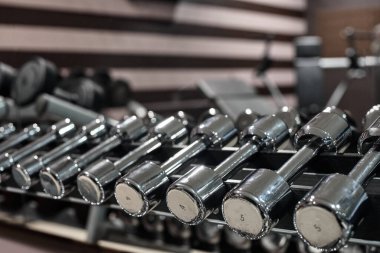 Farklı dumbbells ile raf