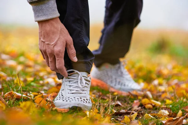 Man correcting shoelaces — Stok fotoğraf