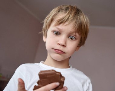 çikolata ile komik çocuk