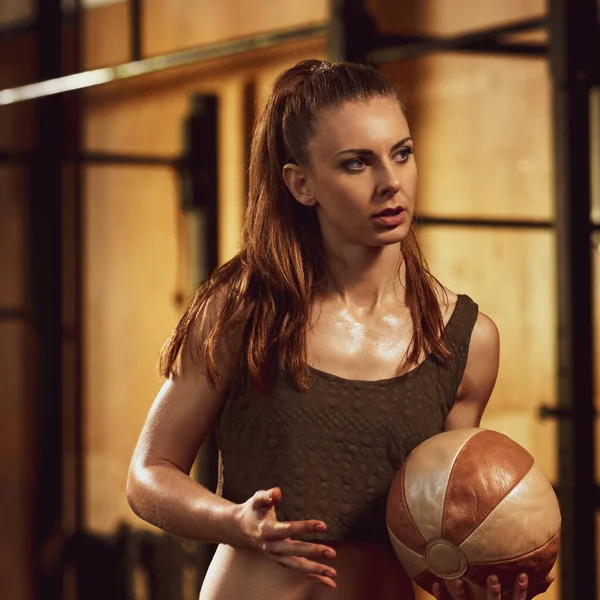 Deportiva con balón de medicina — Foto de Stock