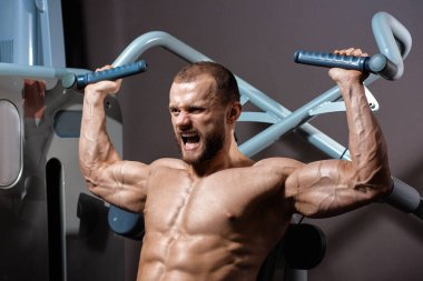 Erkekler egzersiz yapıyor.