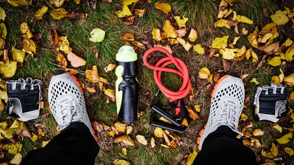 Sportliche Ausrüstung auf Gras — Stockfoto