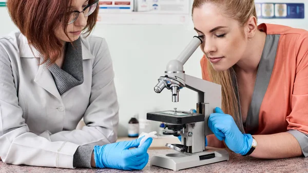 Veterinärer med mikroskop i laboratorium — Stockfoto