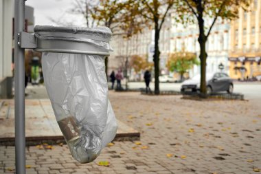 Parktaki çöp kutusu.