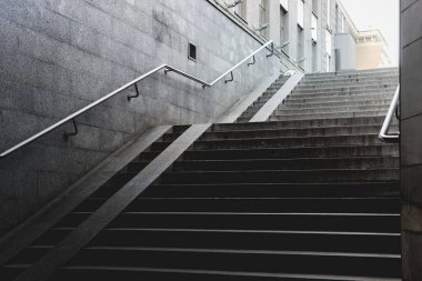 Altgeçit ve beton merdivenler