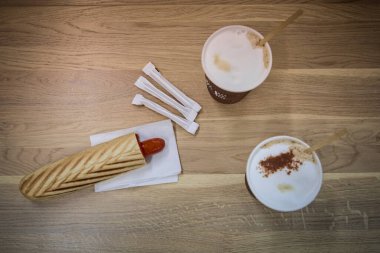 Sosisli sandviç ve kahve