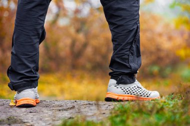 Sonbahar çimlerinde bacaklar