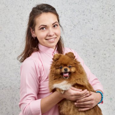 Pomeranya tükürüğü olan kadın.