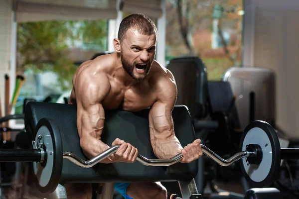 Övning för biceps med skivstång — Stockfoto