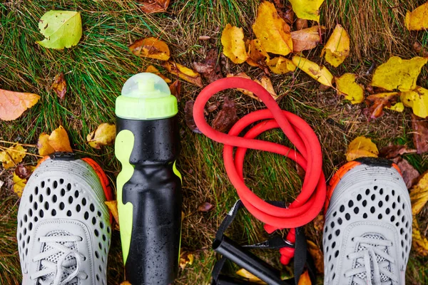 Turnschuhe und sportliche Ausrüstung — Stockfoto