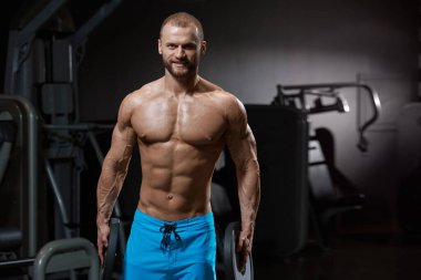 Halter ağırlıklı vücut geliştirici.