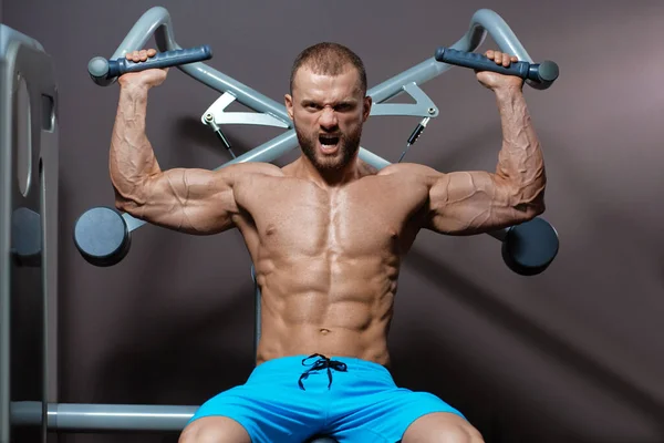 Bodybuilder gör pull-up — Stockfoto