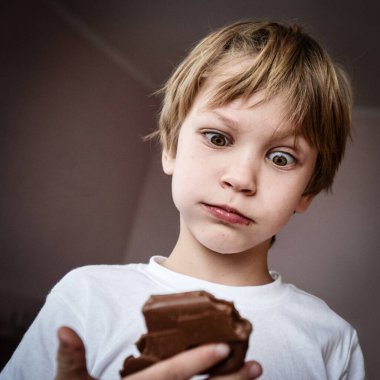 çikolata ile komik çocuk