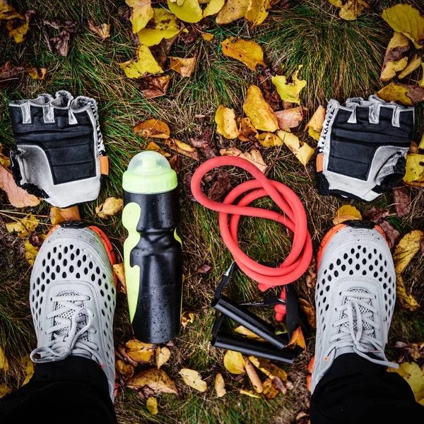 Sportliche Ausrüstung auf Gras — Stockfoto