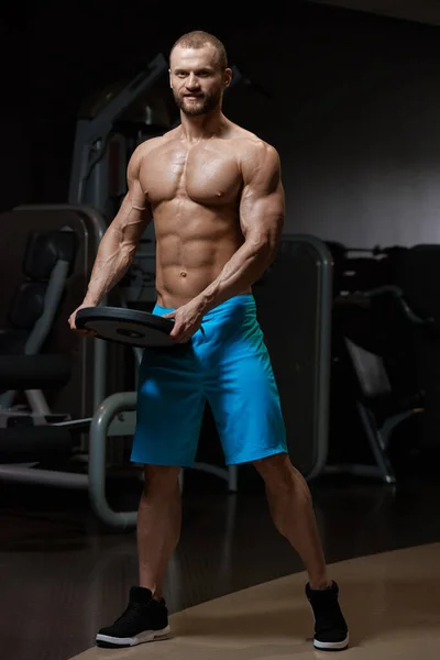 Bodybuilder preparing for weightlifting — Stock Photo, Image