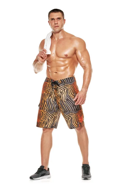 Muscular fisiculturista com toalha — Fotografia de Stock