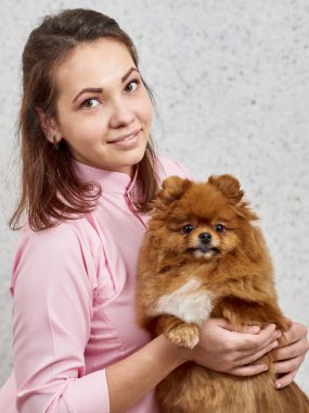 Pomeranya tükürüğü olan kadın.