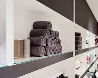 Berber dükkanında havluyla rafta.