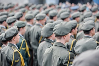 Dnipro, Ukrayna - 13 Ekim 2017 Ordu geçit törenindeki askerler