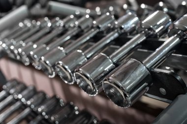 Farklı dumbbells ile raf