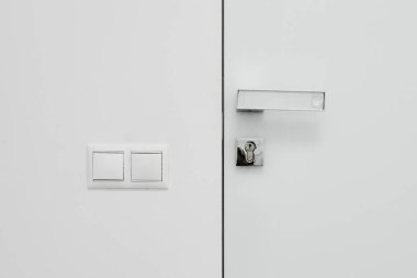 Beyaz kapı ve anahtar