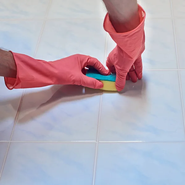 Дві руки Очищення плитки у ванній — стокове фото