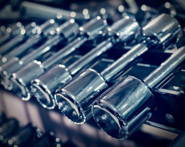 Farklı dumbbells ile raf