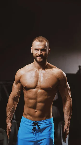 Portrait Bodybuilder Musclé Souriant Tenant Des Poids Haltère Dans Les — Photo