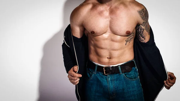 Homme Fort Athlétique Enlevant Des Vêtements Montrant Torse Musculaire — Photo