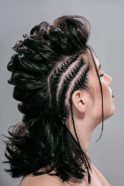 トレンディーな創造的な編組の髪型とブルネット若い女性 — ストック写真