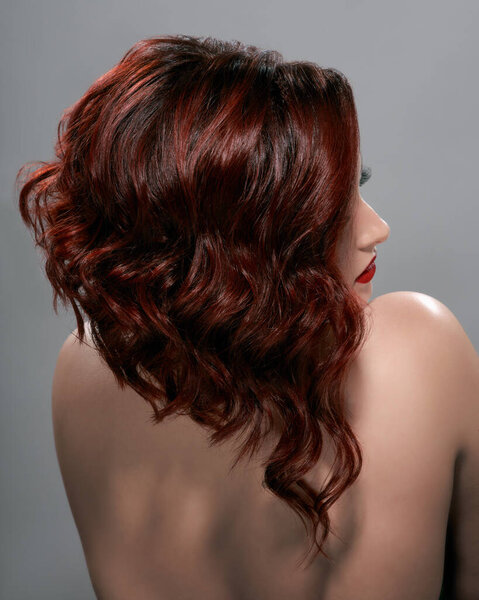 Брюнетка молодая женщина с модной креативной плетеной прической