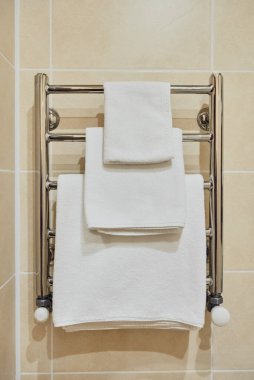 Banyodaki terryoth havlularla ısıtma kaloriferini kapatın.