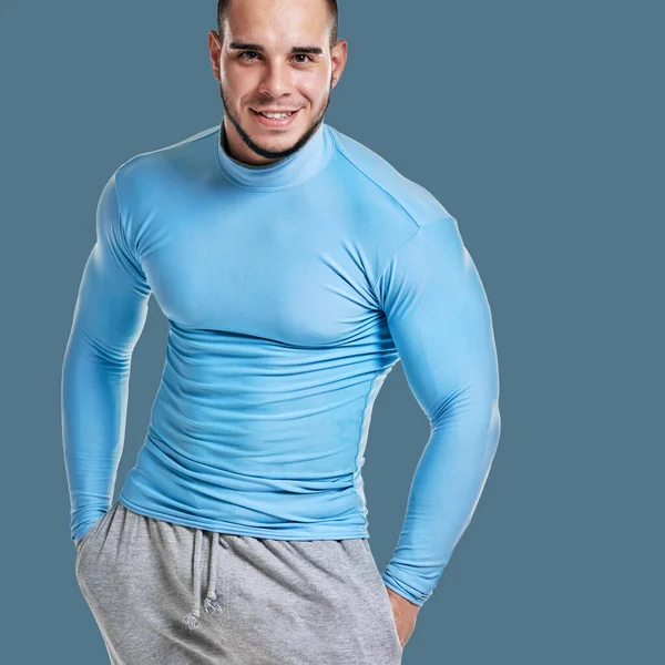 Porträtt Leende Vacker Muskulös Kroppsbyggare Poserar Blå Bakgrund — Stockfoto