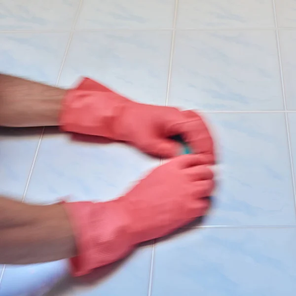 Manos Guantes Goma Protectores Usando Esponja Para Limpiar Desenfoque Movimiento — Foto de Stock