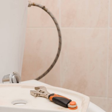 Kırık tesisat sızıntısını tamir etmek için kullanılan araçların yakın plan fotoğrafı