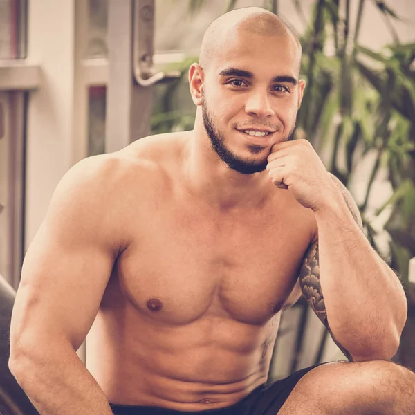 Jeune Homme Musclé Avec Torse Posant Dans Salle Gym Image — Photo