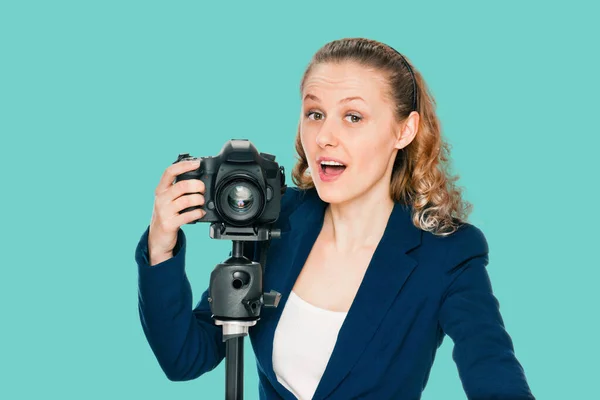 Young Woman Photographer Camera Tripod Background Jungle Shade Green Color — Stock Photo, Image