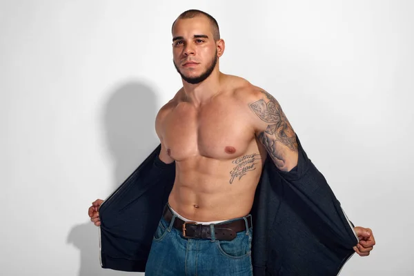 Male Fitness Model Showing Strong Muscular Body Light Gray Background — ストック写真