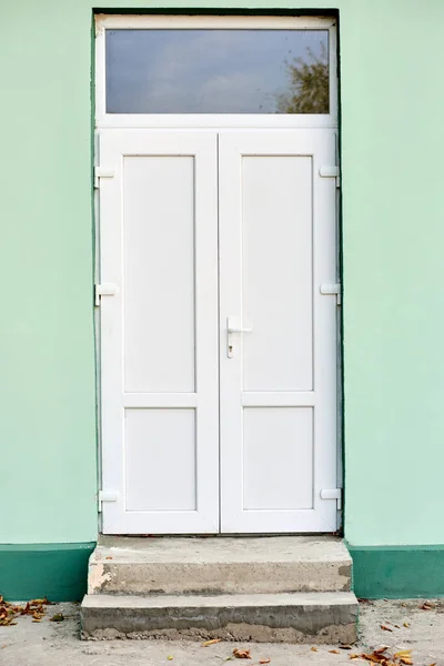 Фасад Будівлі Білими Металопластиковими Сучасними Дверима — стокове фото