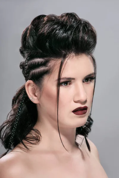 明るいメイクと編組の髪型と若い女性の肖像画 — ストック写真