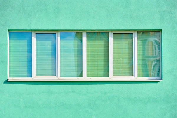 Сучасний Фасад Будівлі Зеленого Каменю Довгим Вікном — стокове фото