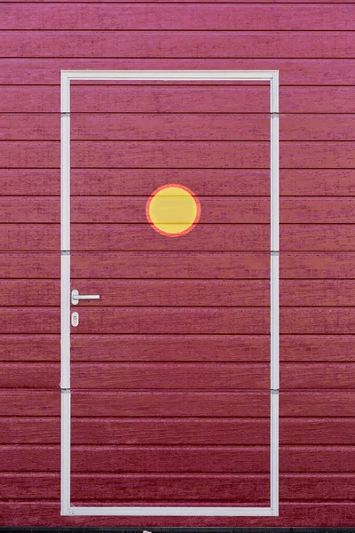 Темно Червоні Двері Намальовані Яскравій Пофарбованій Дерев Яній Стіні — стокове фото