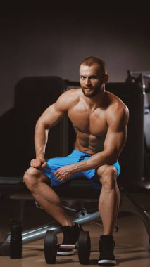 Dambılla poz veren güçlü kaslı genç adamın portresi, akıllı telefon için görüntü