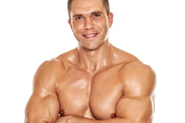 Yakışıklı genç kaslı adam eğitimli vücudunu gösteriyor.